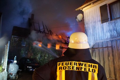 In Rosenfeld-Leidringen (Zollernalbkreis) ist ein Wohnhaus lichterloh in Flammen aufgegangen.  Foto: SDMG/Maurer