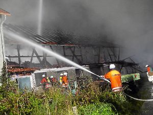 Das Feuer in Straßberg zerstört den Dachstock des Ökonomiegebäudes sowie einen Schlepper und Häcksler.   Foto: Eyrich