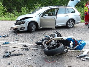 Der Motorradfahrer wurde schwer verletzt, schwebt aber nicht in Lebensgefahr. Foto: Ziegelbauer