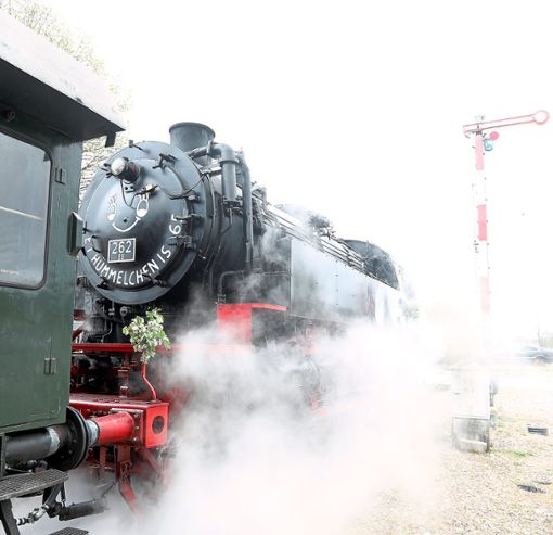 Und los geht’s. Der Blumberger  Dampfzug, auch liebevoll Sauschwänzlebahn genannt, startet in die Saison 2019. Foto: Müller