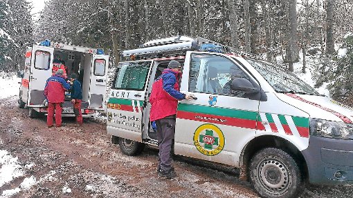 Hilfe im verschneiten Wald: die Bergwacht Furtwangen bei ihrem Einsatz in Neukirch. Foto: Bergwacht