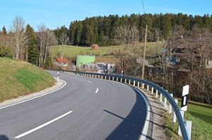 Von Alpirsbach-Rötenbach kommend soll die Umfahrung Rötenbergs nach der Kläranlage (im Hintergrund) vor dem Kurvenbereich nach links über den Rötenbach gebaut werden. Foto: Herzog Foto: Schwarzwälder Bote