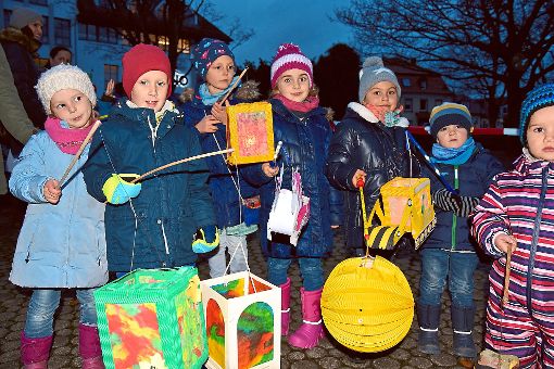 Viele Kinder nehmen am Martinsumzug des Kindergartens Maria Frieden in Villingen teil.  Foto: Spitz Foto: Schwarzwälder-Bote