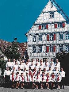 Ein Bild des Ergenzinger Liederkranz – vermutlich aus dem Jahr 1997 – aus der erfolgreichen Ära des Chorleiters Karlheinz Leis  (unten links) und des Vorsitzenden Otto Raible (unten rechts). Archiv-Foto: Ranft Foto: Schwarzwälder-Bote