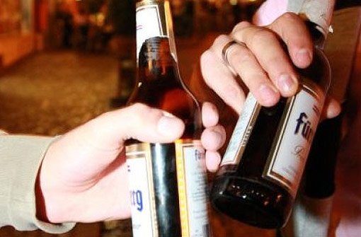 Ein 26-Jähriger erlitt eine Platzwunde durch ein Bierflasche,als er einen Streit in einem Festzelt in Geislingen schlichten wollte. (Symbolfoto) Foto: dpa (Symbolfoto)