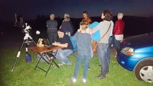Um die 40 Sterngucker kamen auf den Tochtermannsberg in Hofstetten um in den Nachthimmel zu schauen.  Foto: Wölfle Foto: Schwarzwälder Bote