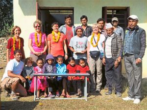 Isabelle Haser (hinten, Zweite von links) war mit den Haslacherinnen Doris Gutmann und Sylke Prinzbach (rechts) in Nepal, um eine Schule mit Spendengeldern zu unterstützen. Foto: Privat Foto: Schwarzwälder Bote