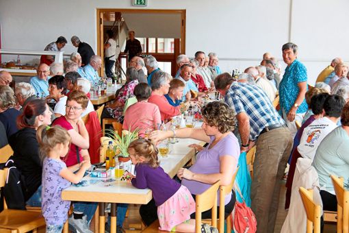 Zahlreiche Gäste  besuchen das Pfarrfest in der Uhrmacher-Ketterer-Halle. Foto: Schwarzwälder Bote