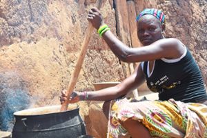 Die meisten Menschen in Burkina ernähren sich hauptsächlich von Getreidebrei. Foto: Dold Foto: Schwarzwälder Bote