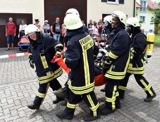 Die Neufraer Feuerwehr probt den Ernstfall. Fotos: kw Foto: Schwarzwälder Bote