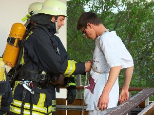 Auch vom Balkon mussten die Feuerwehrmänner einige Personen retten.  Foto: Feuerwehr Bösingen Foto: Schwarzwälder-Bote