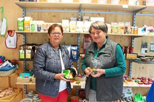 Inge Hummel (links) und Margret Stritt im Fairtrade-Souvenirshop der Gartenschau. Foto:  Gartenschau Bad Herrenalb 2017 Foto: Schwarzwälder-Bote