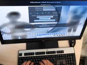 Beim Versuch, in einem Internetcafé kinderpornografisches Material herunterzuladen, ist ein Mann in Freiburg verhaftet worden. (Symbolbild) Foto: dpa