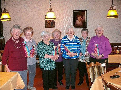 Vorsitzende Helene Lutz (Zweite von rechts) ehrte einige Besucherinnen, die dem Rentnerclub   die Treue halten. Foto: Ziegelbauer Foto: Schwarzwälder-Bote
