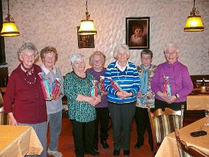 Vorsitzende Helene Lutz (Zweite von rechts) ehrte einige Besucherinnen, die dem Rentnerclub   die Treue halten. Foto: Ziegelbauer Foto: Schwarzwälder-Bote