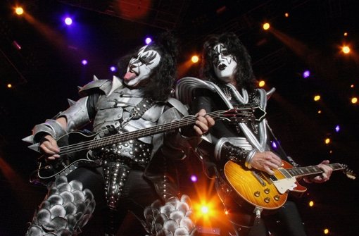 Markantes Markenzeichen des Kiss-Frontmanns Gene Simmons (links, mit Gitarrist Paul Stanley): Die herausgestreckte Zunge – diese werden Fans in Stuttgart im Jahr 2016 wieder live zu Gesicht bekommen. Foto: AP