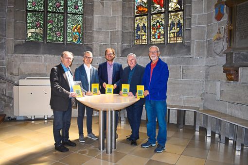 Winfried Hecht (von links), Münsterpfarrer Timo Weber, Rudolf Banholzer, Berthold Hildebrand und Peter Müller freuen sich, dass die neue Broschüre fertig ist. Foto: Merk