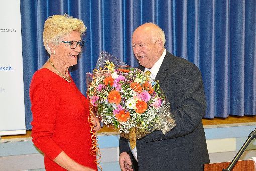 Der Dank der  Ortsverbandsvorsitzenden Josef Schäfer galt der Referentin Carin E. Hinsinger.  Foto: Eule Foto: Schwarzwälder-Bote
