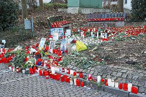 Blumen und Kerzen stehen am Tatort an der Staig in Hechingen. Foto: Stopper