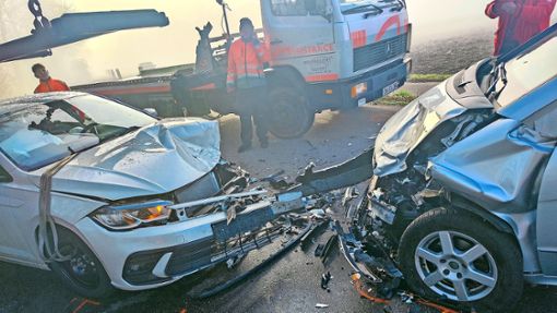 Eine ältere Autofahrerin verletzte sich am Montag in Achern bei einem Frontalzusammenstoß schwer. Foto: Kornmeier/Einsatz-Repor 24