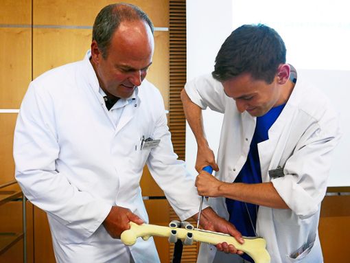 Stephan Wiedmaier, Chefarzt der Klinik für Orthopädie und Unfallchirurgie (links), und PJ-Student Johannes Möller beim Verschrauben einer Titanplatte. Foto: Schwarzwälder Bote