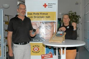 Dieter Gaus und Simone Moosmann präsentieren die Hausnotrufgeräte des Roten Kreuzes, Das Angebot erfreut sich im Landkreis steigender Beliebtheit.  Foto: Siegmeier