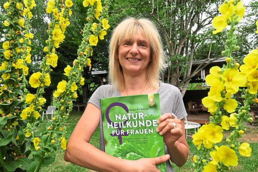 Nach zwei Jahren ist es  nun soweit: Helga Ell-Beiser aus Schuttern  hat ein Buch zum Thema Naturheilkunde für Frauen herausgebracht.   Foto: Bohnert-Seidel