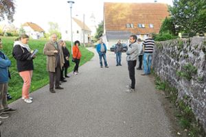 Bürgermeister Gerhard Müller (Zweiter von links) und der Gemeinderat nahmen die Mauer in Augenschein. Foto: Adrian Foto: Schwarzwälder-Bote