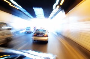 Filmreif ist ein 19-jähriger Autofahrer nacheinem Unfall in Nagold aus dem Tunnel geflüchtet. (Symbolfoto) Foto: fongfong/ Shutterstock