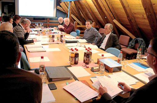 Harte Kost in der ersten Sitzung des Jahres im Dobler Gemeinderat, wie es Bürgermeister Christoph Schaack (rechts im Vordergrund) formulierte. Foto: Gegenheimer Foto: Schwarzwälder Bote