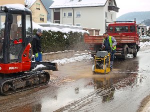 Am Sonntag liefen die Arbeiten zur Beseitigung des Wasserrohrbruches in der Calmbacher Jahnstraße an. Foto: Ziegelbauer