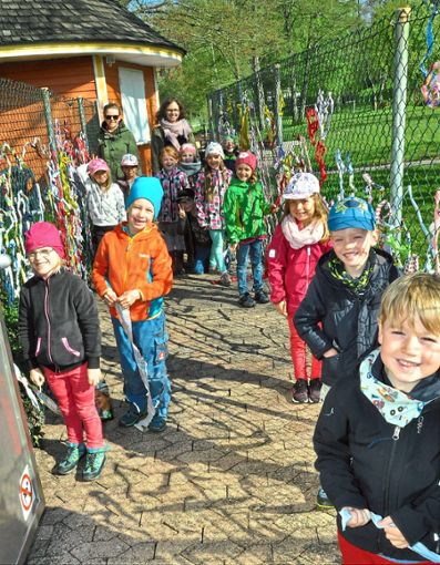 Mit bunten Stoffen haben die Tannheimer Kindergartenkinder mit ihren Erzieherinnen den Eingangsbereich des  Tannheimer Freibades gestaltet.  Foto: Zimmermann Foto: Schwarzwälder Bote