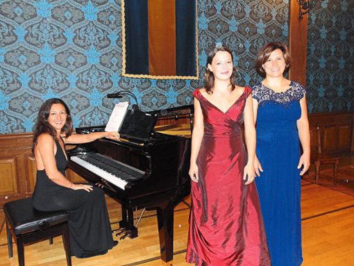 Die Pianistin Doriana Tchakarova (von links), begleitete die Sopranstimmen von Felicitas und Judith Erb beim Konzert im Blauen Salon. Foto: Schrader Foto: Schwarzwälder Bote