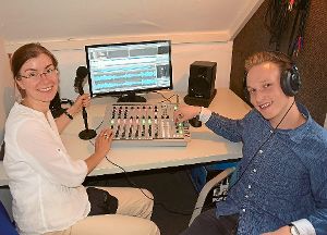 Sylvia Marquardt und Jimmy Franz vom Radio-Team freuen sich über das neue Mischpult. Foto: Freies Radio Freudenstadt Foto: Schwarzwälder-Bote
