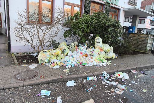 Aufgerissene gelbe Säcke: Der Müll liegt zum Teil weit zerstreut auf der Straße. Foto: Steinmetz