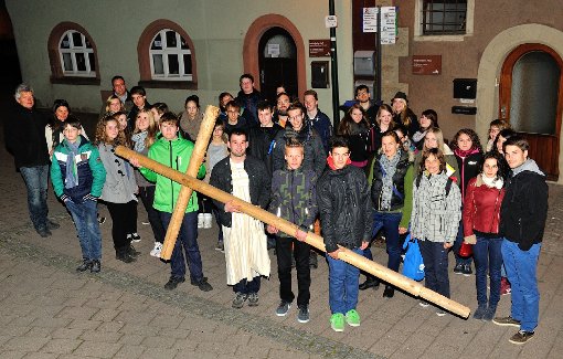 Das Kreuz begleitete die Teilnehmer der Ölbergnacht einen großen Teil der Strecke. Foto: Morlok Foto: Schwarzwälder-Bote