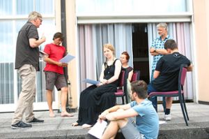 Regisseur Jürgen von Bülow (links) übt mit seinem Ensemble das Stück Auf nach Freudenstadt! ein. Foto: Keck