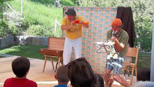 Tröte gegen Mini-Saxofon: Die beiden Clowns Ätsch und Gäbele stehlen sich gegenseitig die Show. Foto: May Foto: Schwarzwälder Bote