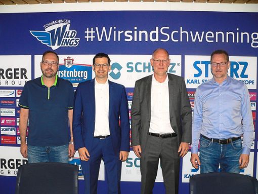 Michael Werner (rechts, einer der beiden Wild-Wings-Geschäftsführer) freut sich über das große finanzielle Engagement der Unternehmer  Dino Steiner, Christian Kauth und Gunther Müller (von links).  Foto: Bundesmann