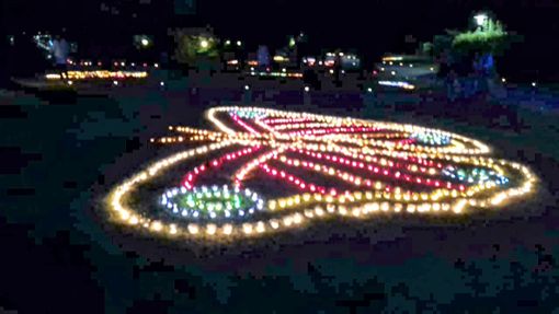 Die Musiker hatten  mit den Kerzen Motive wie diesen Schmetterling im Kurpark erstellt. Foto: Blasmusik Foto: Schwarzwälder Bote