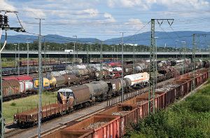 Nach der Sperrung der Rheintalbahn bei Rastatt wird der Güterverkehr ab Mittwoch über die Strecke der Gäubahn umgeleitet. (Symbolfoto) Foto: dpa