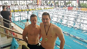 Michael Bott (rechts)  hat sich bei den Masters in Gera die erhoffte Goldmedaille über seine Spezialdisziplin 200 Meter Schmetterling gesichert. Links: Kai Sie-bert, der eine Medaille nur ganz knapp verpasst hat. Foto: Schwarzwälder-Bote