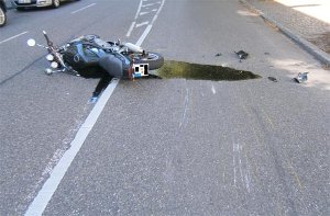 Ein Autofahrer hat beim Abbiegen ein Motorrad übersehen. Symbolbild. Foto: Polizei