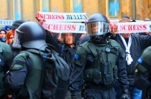 Giftige Atmosphäre: Fans von Hansa Rostock werden   in Leipzig von   der Polizei eskortiert Foto: dpa