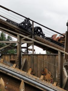 Wegen einer gerissenen Kette ist eine Holzachterbahn im Europa-Park in Rust gestoppt worden. Die 24 Fahrgäste wurden nicht verletzt.  Foto: dpa