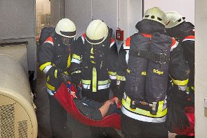 Eine Herausforderung bei der Arburg-Feuerwehrhauptübung war  die Rettung eines Verletzten durch enge Gänge.   Foto: Arburg Foto: Schwarzwälder-Bote