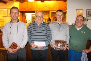 Tannen-Wirt Josef Ruf (rechts) freut sich mit den Siegern des 17. Cego-Turniers (von links)  Berthold Schrempp,  Franz Hummel und Herbert Joos.  Foto: Weis Foto: Schwarzwälder Bote