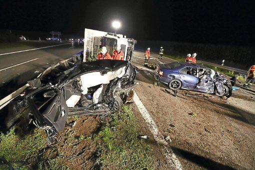 Bei einem schweren Unfall auf der B 27 auf Höhe der Ausfahrt Steinhofen sind am Donnerstagabend vier Menschen schwer verletzt worden. Foto: Maier