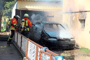 Viel Arbeit hat die Feuerwehr in Hondingen beim Löschen eines Fahrzeugbrands.  Foto: Bäurer