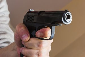 Ein 22-Jähriger hat mehrere Schüsse mit einer Pistole abgefeuert. (Symbolfoto) Foto: Oleg Zhukov/Shutterstock